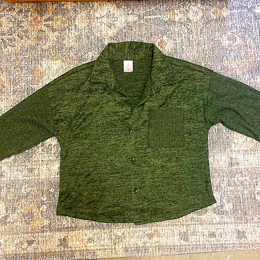 GREEN “NO BOUNDRIES” CROPPED SWEATER